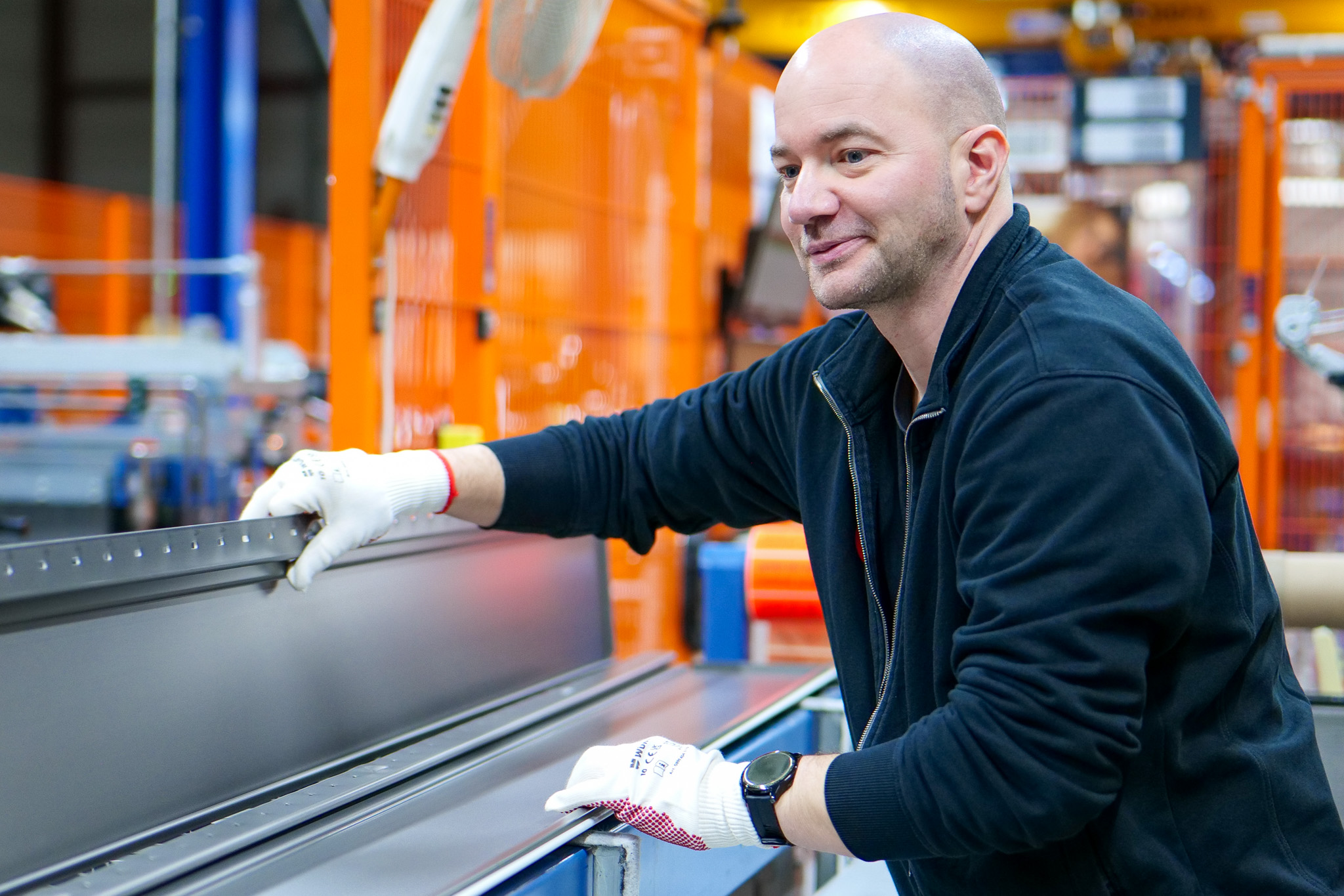 PREFA Mitarbeiter an der Produktionslinie